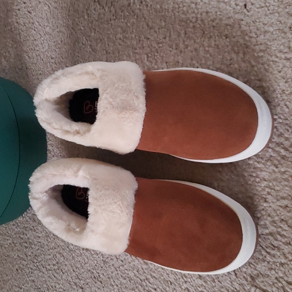 Blondo Waterproof Slip-ons - Picture 4 of 8